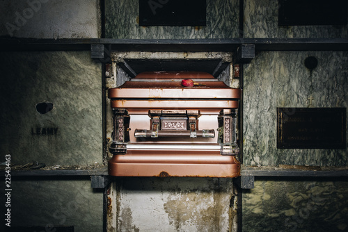 Fotografija Derelict Casket / Coffin - Abandoned Mausoleum - Providence, Rhode Island