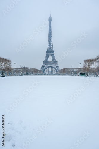 Fototapeta Naklejka Na Ścianę i Meble -  Eiffel tower under the snow in winter in Paris