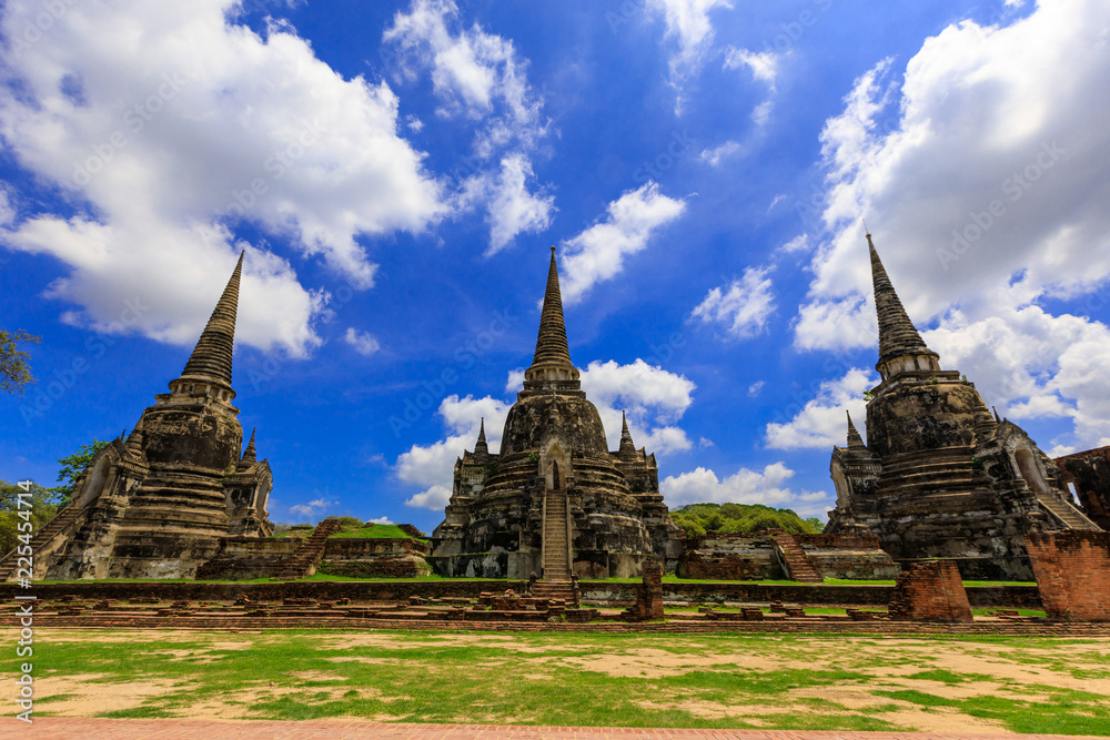 Fototapeta premium old pagoda and blue sky of ayutthaya Thailand 