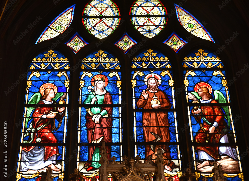 Vitrail du Christ et de la Vierge à l'église Saint-Germain l'Auxerrois à Paris, France