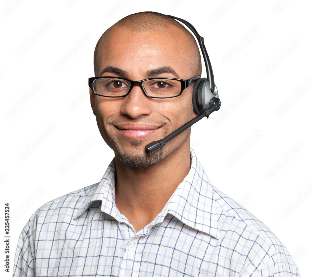 Fototapeta premium Portret mężczyzny z zestawem słuchawkowym działającym jako operator centrum telefonicznego