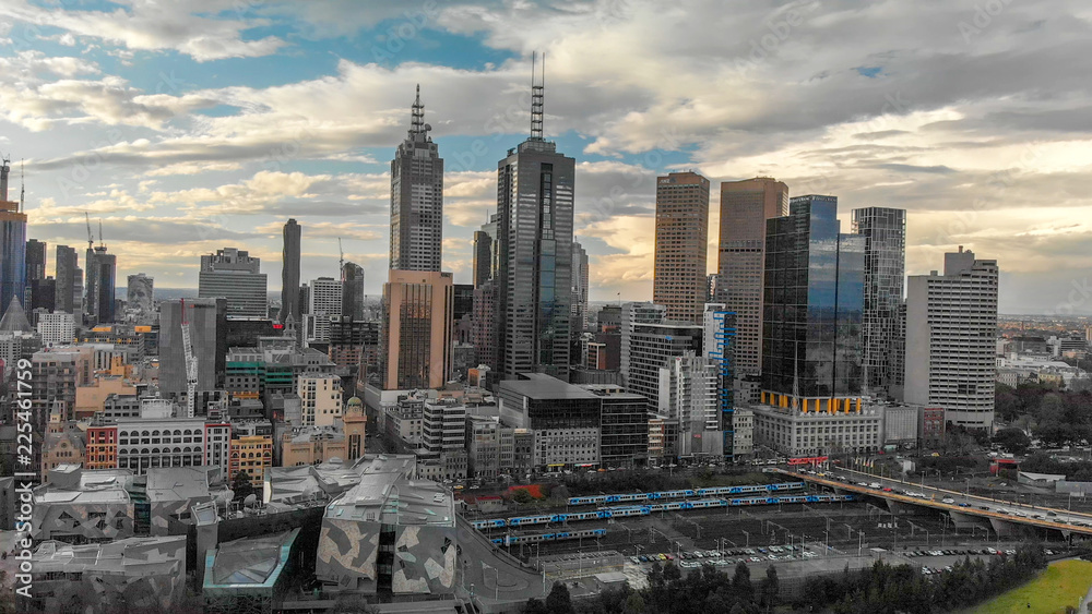 Obraz premium MELBOURNE, AUSTRALIA - SEPTEMBER 6, 2018: Aerial view of cityscape at sunset. More than 15 million tourists visit Melbourne annually
