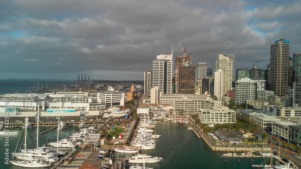 Obraz premium AUCKLAND, NEW ZEALAND - AUGUST 26, 2018: Aerial view of cityscape at sunset. More than 1 million tourists visit Auckland annually
