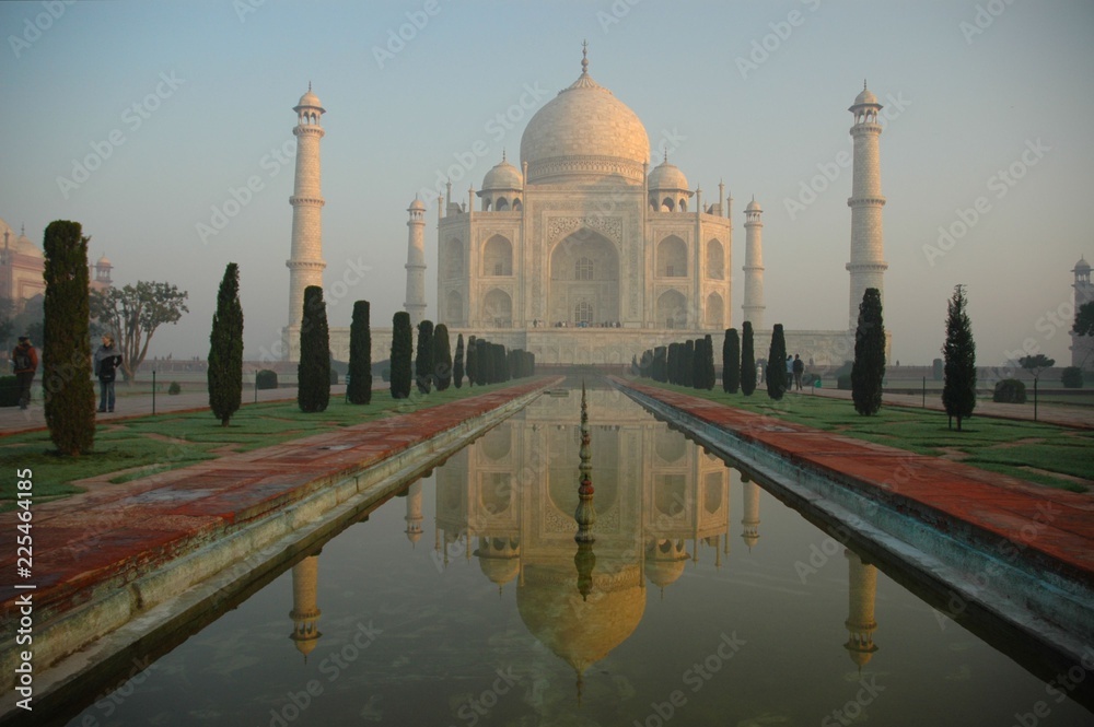Fototapeta premium Taj Mahal at dawn, India, Rajasthan