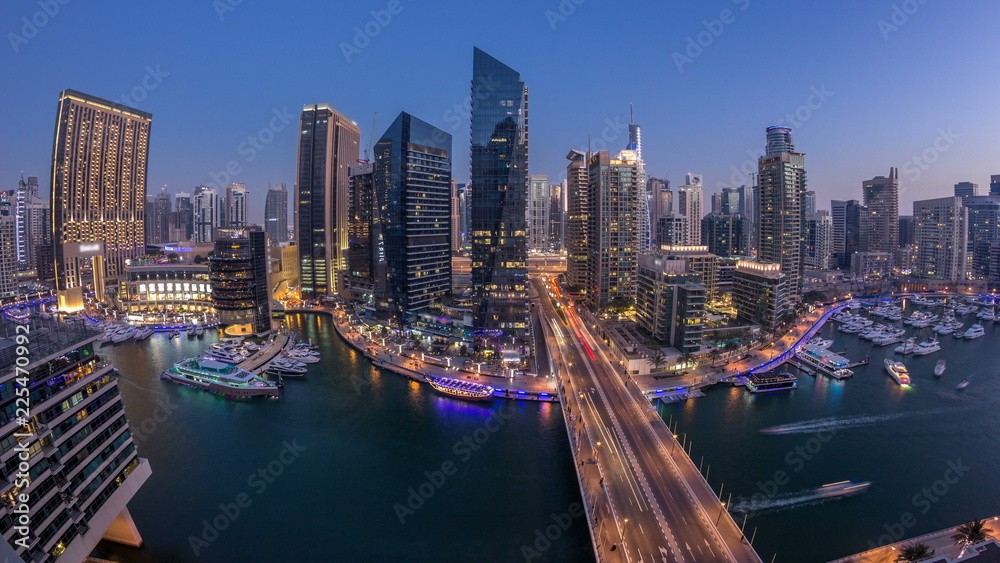 Obraz premium Piękny widok z góry z lotu ptaka z dnia na noc przejście timelapse kanału Dubai Marina