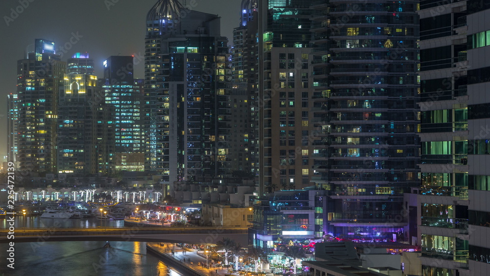 Obraz premium Water canal on Dubai Marina skyline at night timelapse.