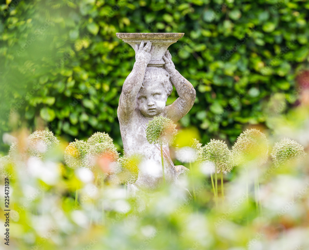 Obraz premium Statue in garden