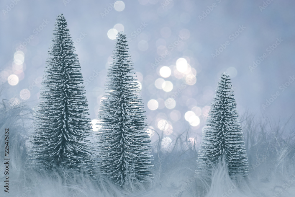 Winterlandschaft Weihnacht Dekoration Bäume mit Schnee und funkelndem Hintergrund  