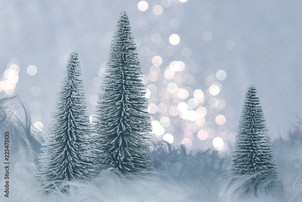 Winterlandschaft Weihnacht Dekoration Bäume mit Schnee und funkelndem