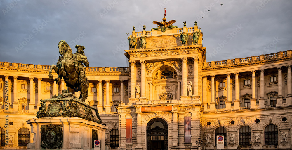 Obraz premium Wiedeński Hofburg w ciepłym wieczornym świetle, Heldenplatz