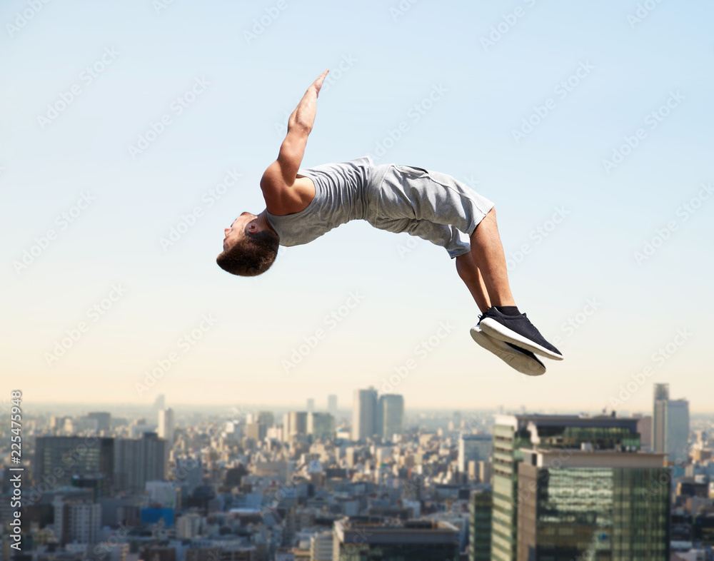 Eventyrer Frigøre Enig med Fotografering, Billede extreme sport, parkour and people concept - young  man jumping high over tokyo ci på Europosters.dk