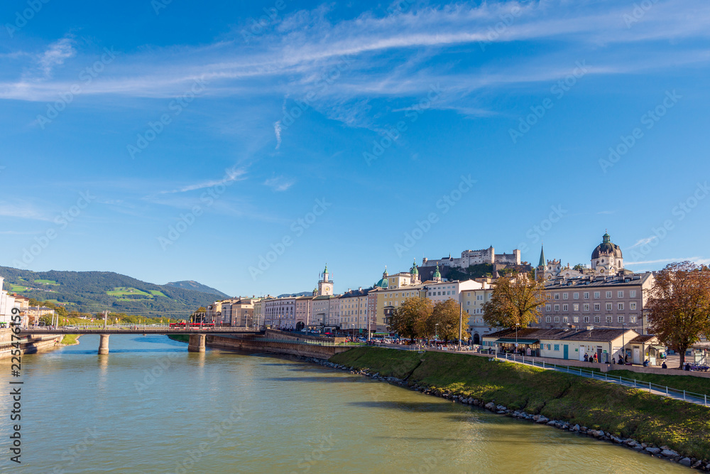 Salzburg: Blick vom Makartsteg auf die Staatsbrücke mit Mozartsteg im Hintergrund, Festung , Dom und Universitätskirche