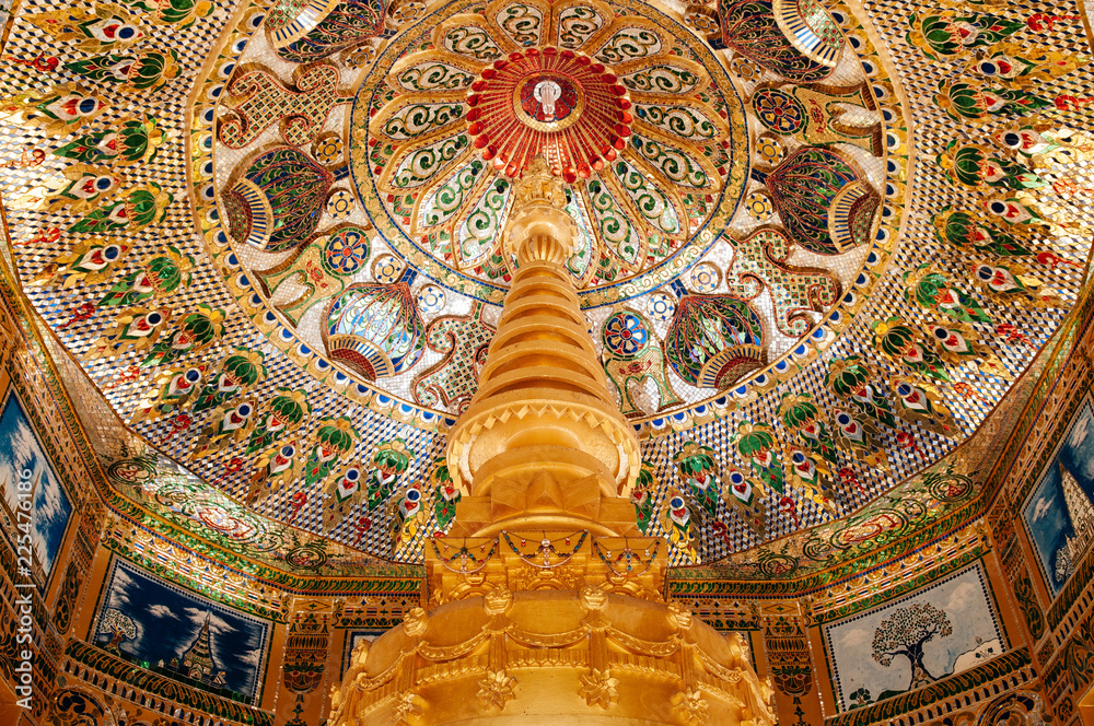 Obraz premium Interior of Thai golden pagodas of Wat Pasawangboon with mural mosaic glass ceiling