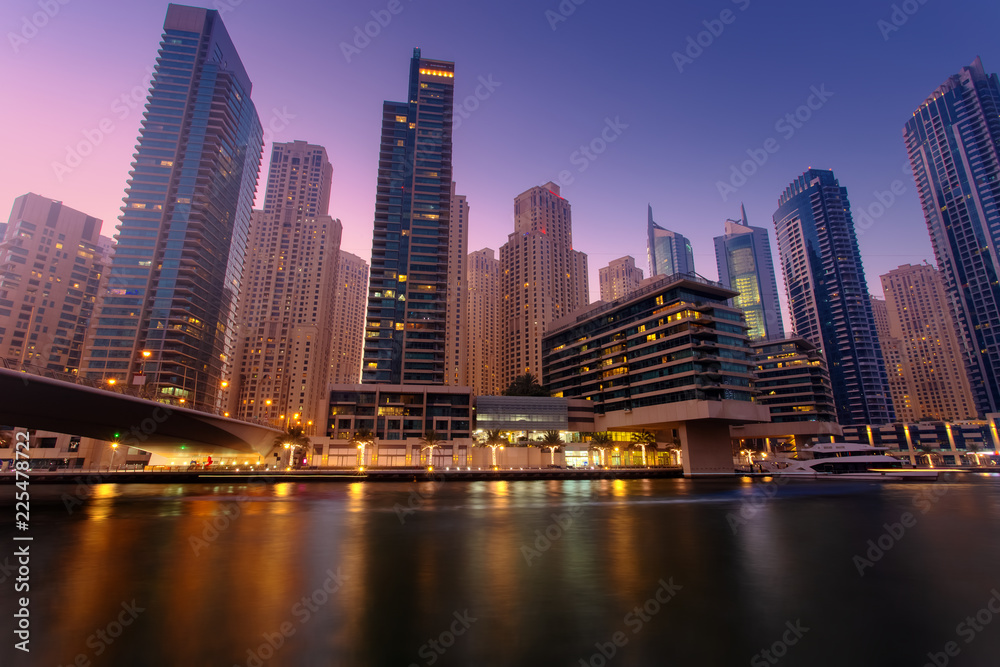 Fototapeta premium Piękny widok na promenadę Dubai Marina, ZEA. Efekt wydłużenia czasu naświetlania o zmierzchu