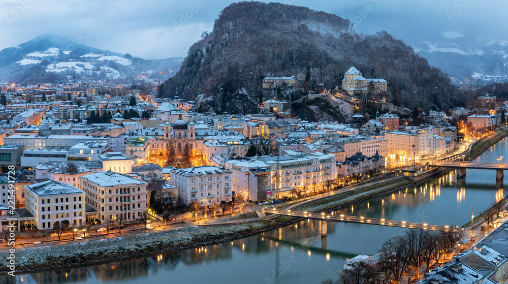 Obraz premium Widok na zaśnieżony Salzburg w austriackich Alpach w mroźny zimowy poranek