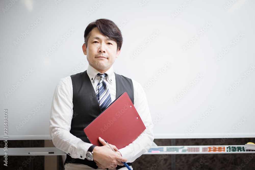 ホワイトボード・ミドル男性・スーツ