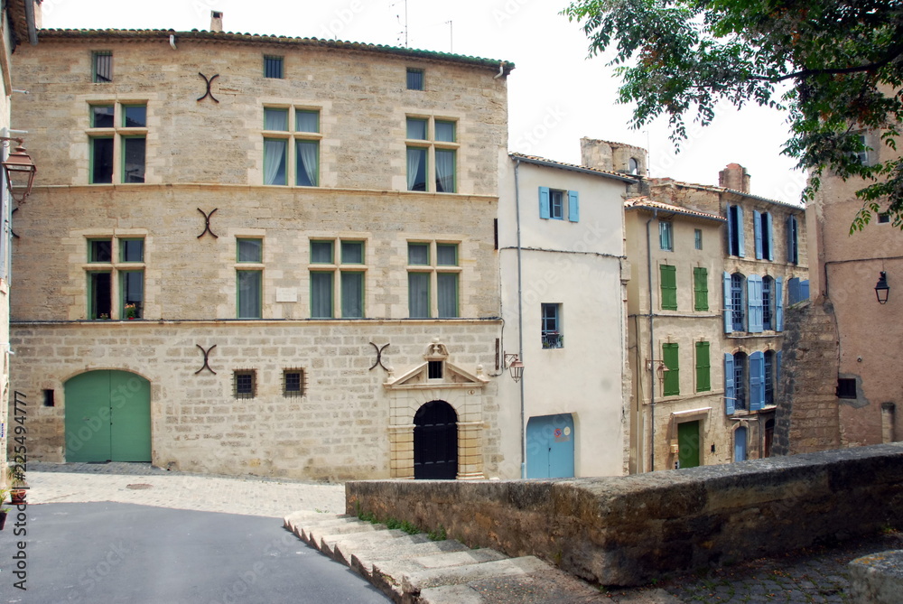 Ville de Pézenas, Hôtel de Boudoul, façade en pierre et volets verts et bleus, département de l'Hérault, France
