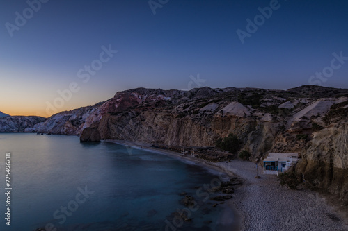 Vista della spiaggia di Firiplaka al crepuscolo, isola di Milos GR