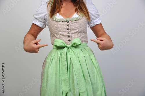 frau mädchen girl im dirndl schleife links rechts mitte mittig single vergeben willig wiesn oktoberfest photo