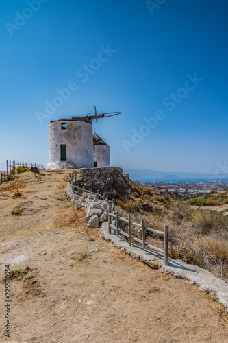 Mulini a vento tradizionali nel villaggio di Vivlos  isola di Naxos GR 