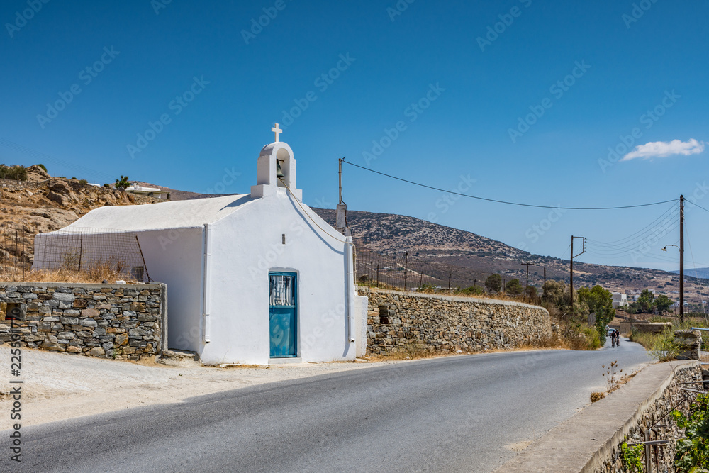 Caratteristica chiesetta sul bordo di una strada di Naxos, arcipelago delle isole Cicladi GR