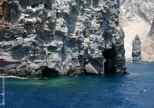 Foto Layered and humanlike rocky formation on the Lipary island, Sicilia, Italy