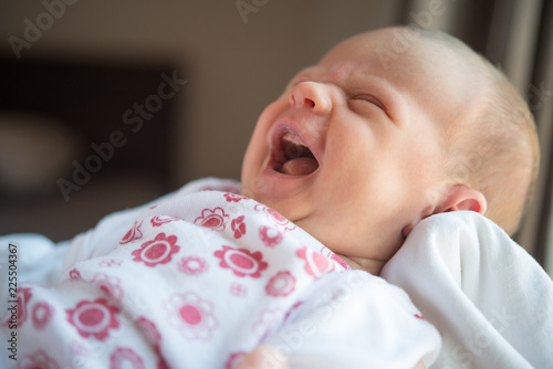 Foto Crying newborn baby try to sleep