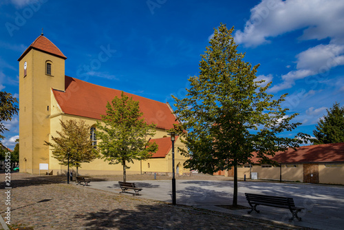 Die mehrfach umgebaute und erweiterte Pfarrkirche St. Laurentius in Rheinsberg, Ansicht von Südwesten