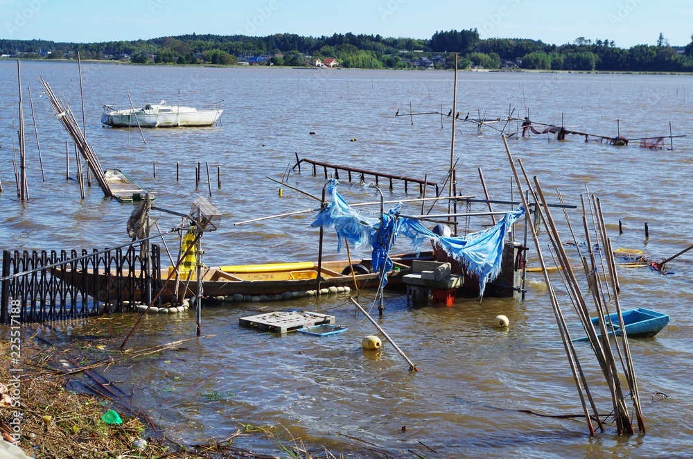 Fototapeta premium 湖に浮かぶ漁具