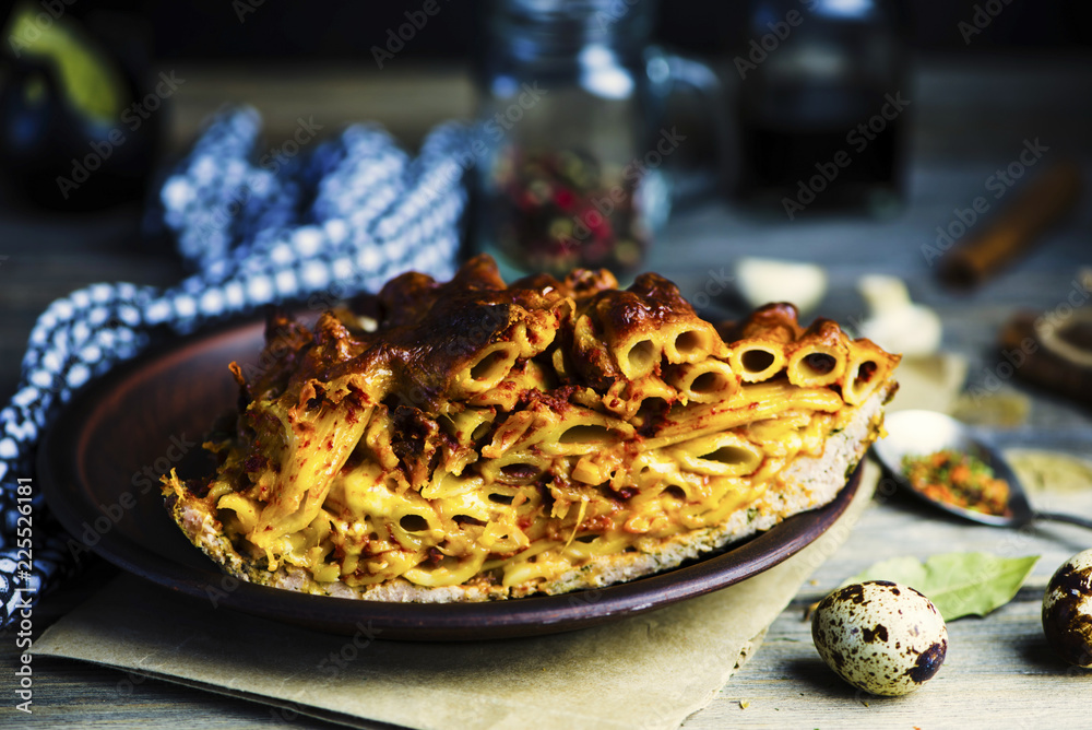 baked meat pie with macaroni and cheese filling on a plate - obrazy, fototapety, plakaty 