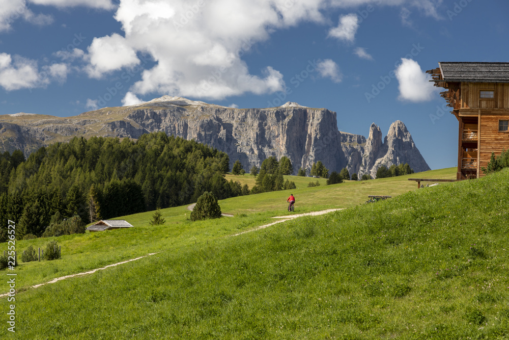 Montainbiker auf der Seiser Alm in Südtirol, Italien