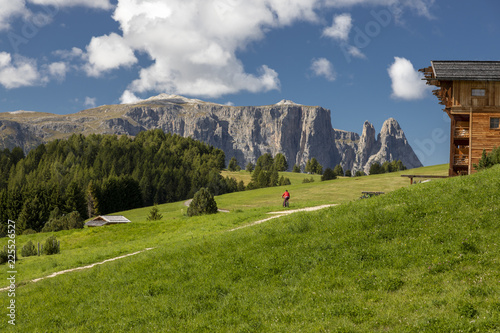 Montainbiker auf der Seiser Alm in Südtirol, Italien