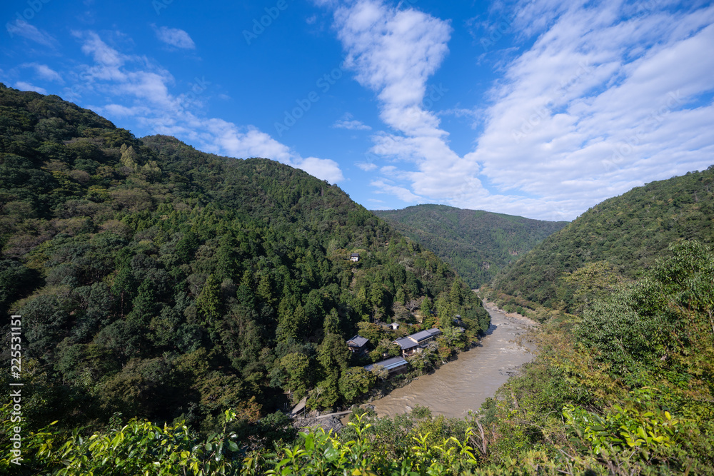 Fototapeta premium 京都嵐山 豪雨後の保津川