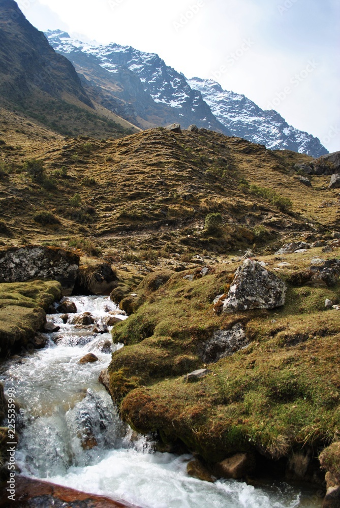 Obraz premium river in mountains in Peru