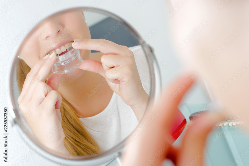 Fototapeta premium Pani wkładająca osłonę zęba