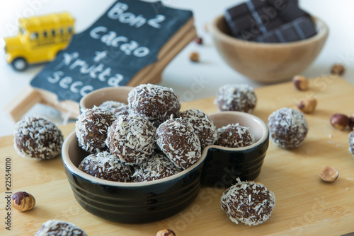 Obraz na płótnie dates chocolate balls