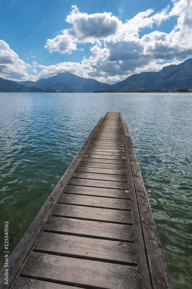 Langer Steg in am Ufer von Mondsee, Österreich