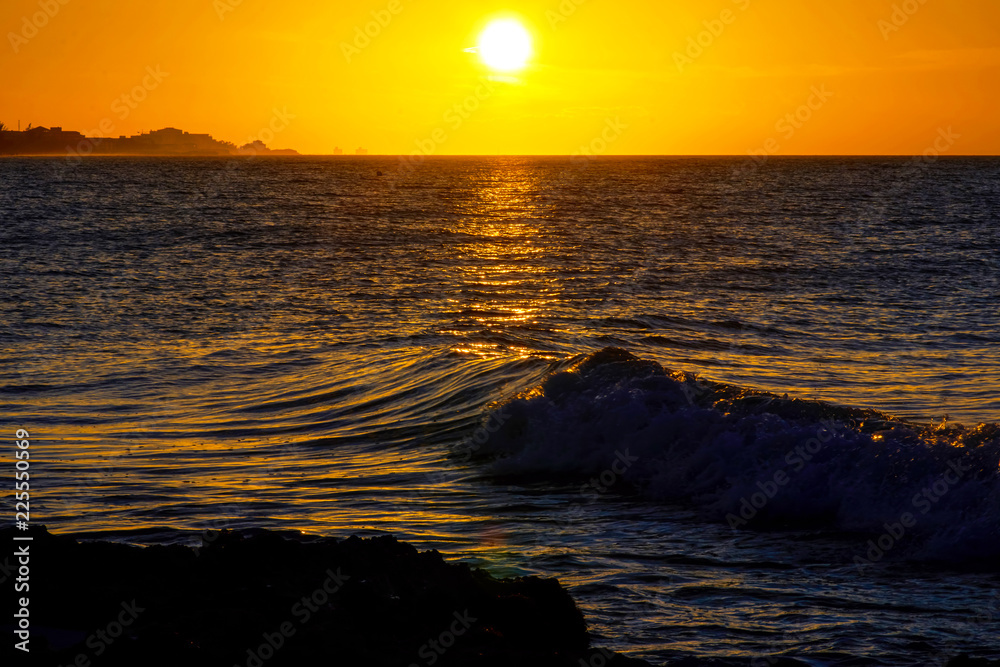 Naklejka premium Seascape during sunset sun and waves toning