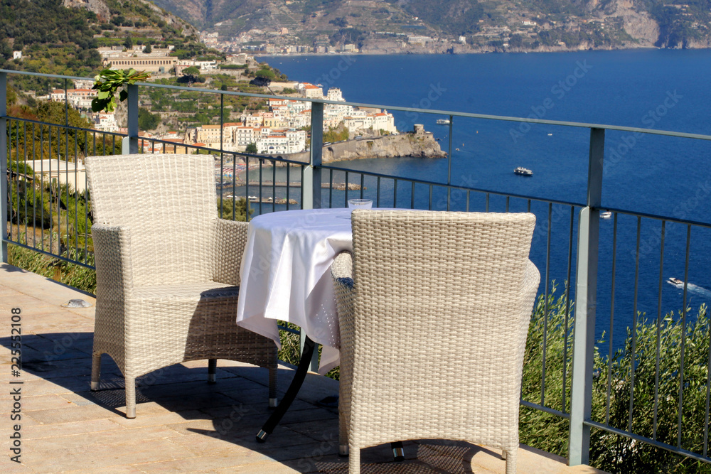 tavolo del bar con sedie su una terrazza panoramica