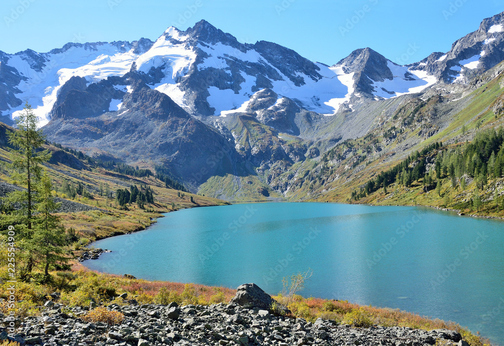 Obraz premium Горный Алтай, Усть-Коксинский район, озеро Поперечное в ясный солнечный день