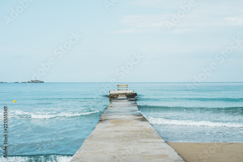 Fantastica vista mare con molo naturale e panchina