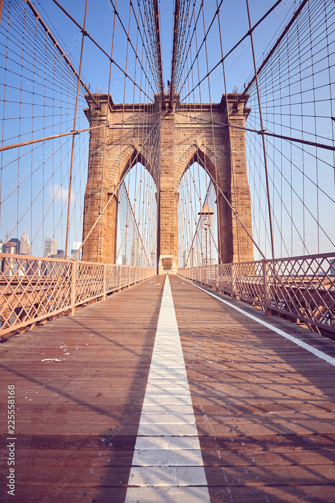 Fototapeta premium Vintage stonowany obraz mostu Brooklyn Bridge o wschodzie słońca, Nowy Jork, USA.