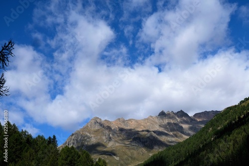 paesaggio montagna natura cielo azzzurro nubi cime rocce 
