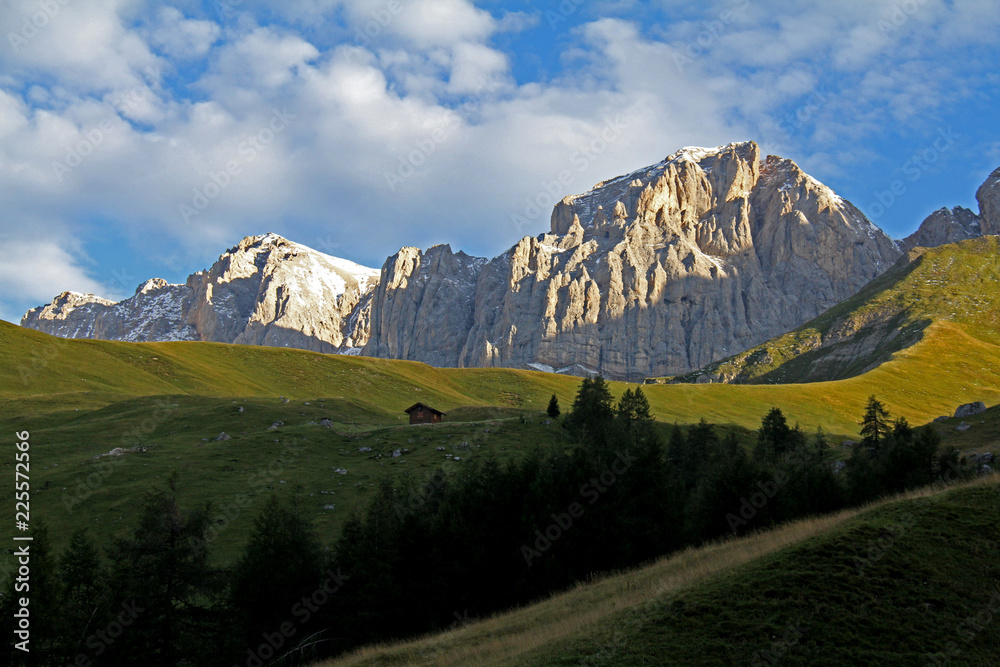 Fototapeta premium alba sul Sass de Tas-cia dalla Valfredda; dolomiti di Fassa