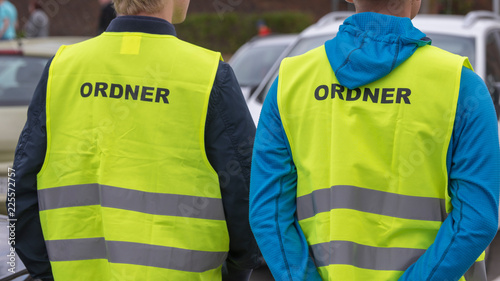Obraz na płótnie Gelbe Sicherheitswesten mit der Aufschrift Ordner w salonie