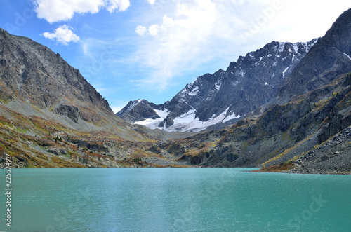 Россия, Республика Алтай, горное озеро Куйгук в сентябре