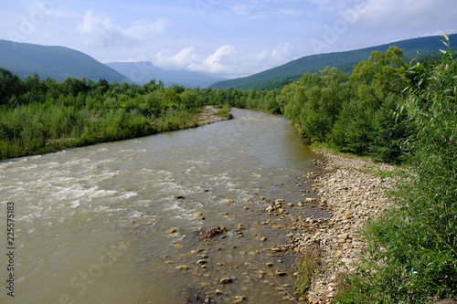 Ukraina, Karpaty, Gorgany - widok na górską rzekę z górami w tle