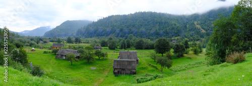 Ukraina, Karpaty, Gorgany - wioska w dolinie u stóp gór