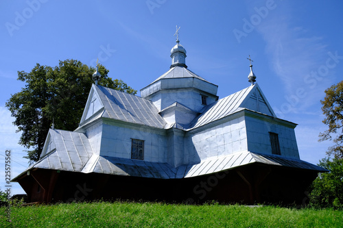 Ukraina - drewniana cerkiew w stylu huculskim