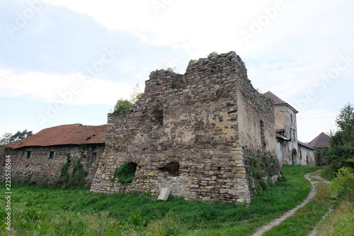 Ukraina, Potok Złoty - ruiny zamku z XVII wieku photo